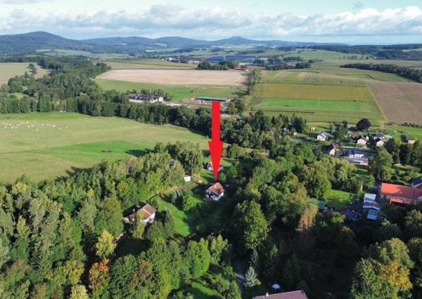 Rodinný dom 5+1 s dvojgarážou a pozemkom 2771 m², okres Domažlice (ČR)