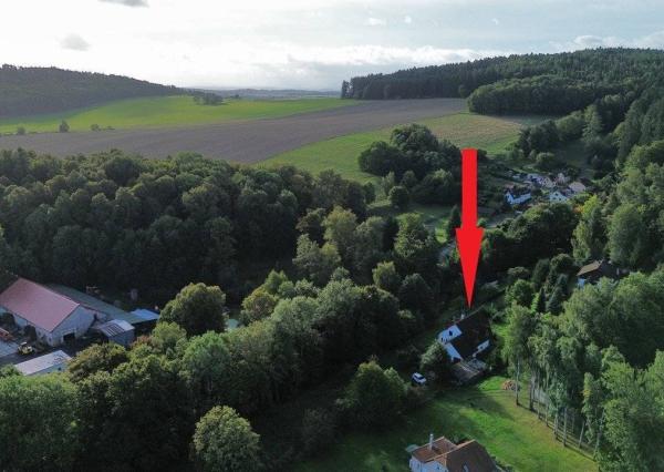 Rodinný dom 5+1 s dvojgarážou a pozemkom 2771 m², okres Domažlice (ČR)