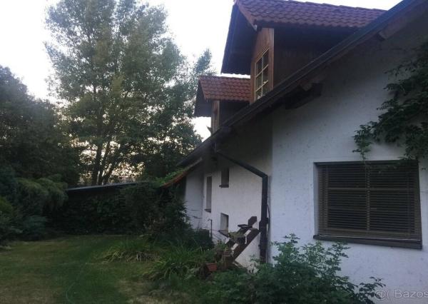 Rodinný dom 5+1 s dvojgarážou a pozemkom 2771 m², okres Domažlice (ČR)