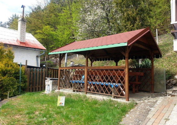 Záhradná murovaná chata s pozemkom 554 m2 - Hôrka n/V, NMnV
