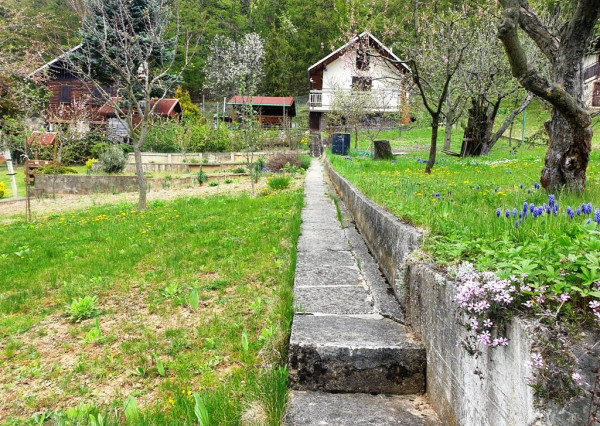 Záhradná murovaná chata s pozemkom 554 m2 - Hôrka n/V, NMnV