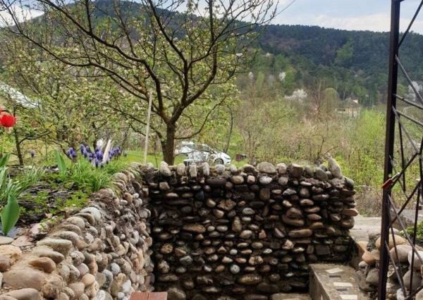 Záhradná murovaná chata s pozemkom 554 m2 - Hôrka n/V, NMnV