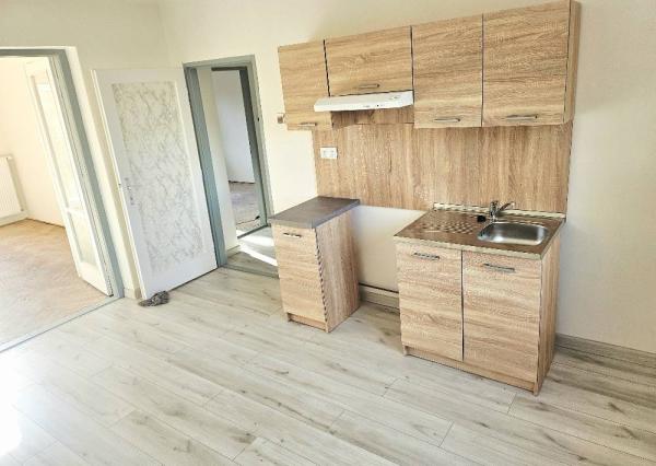 2 izbový byt Bánovce nad Bebravou / CENTRUM  / 57 m2/  2 x PIVNICA