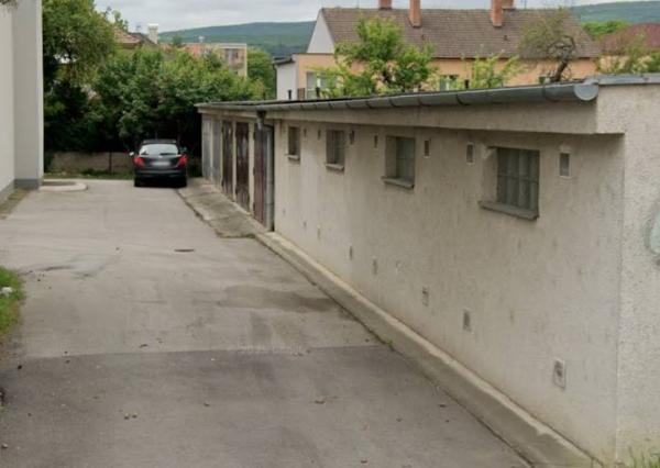 Prenájom garáže Nové Mesto n/V, Piešťanská – elektrina, jama a pivnica