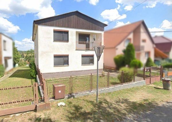 Priestranný poschodový rodinný dom v centre Radošiny