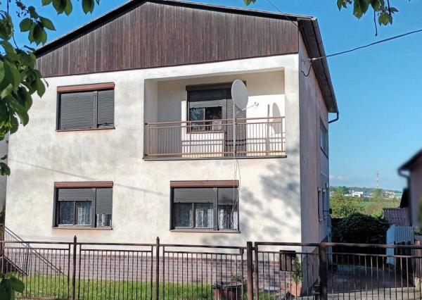 Priestranný poschodový rodinný dom v centre Radošiny