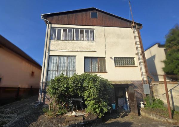 Priestranný poschodový rodinný dom v centre Radošiny