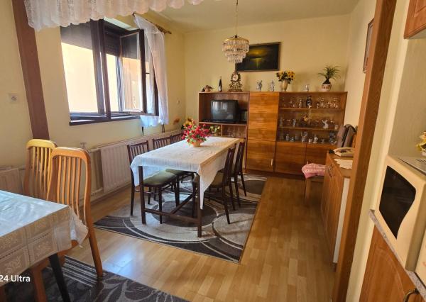 Priestranný poschodový rodinný dom v centre Radošiny