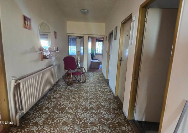 Priestranný poschodový rodinný dom v centre Radošiny