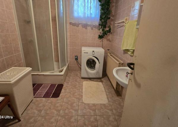 Priestranný poschodový rodinný dom v centre Radošiny