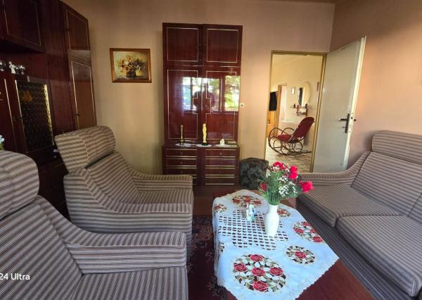 Priestranný poschodový rodinný dom v centre Radošiny