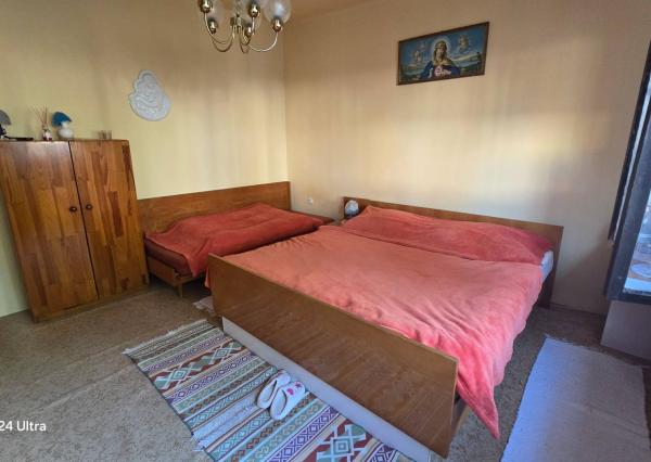 Priestranný poschodový rodinný dom v centre Radošiny