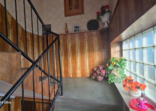 Priestranný poschodový rodinný dom v centre Radošiny