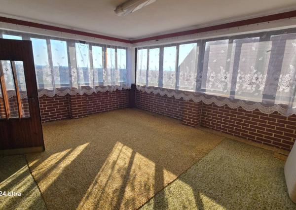 Priestranný poschodový rodinný dom v centre Radošiny