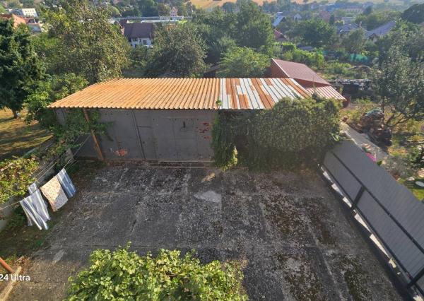 Priestranný poschodový rodinný dom v centre Radošiny