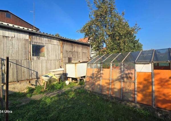 Priestranný poschodový rodinný dom v centre Radošiny