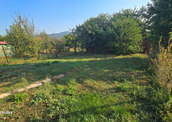 Priestranný poschodový rodinný dom v centre Radošiny