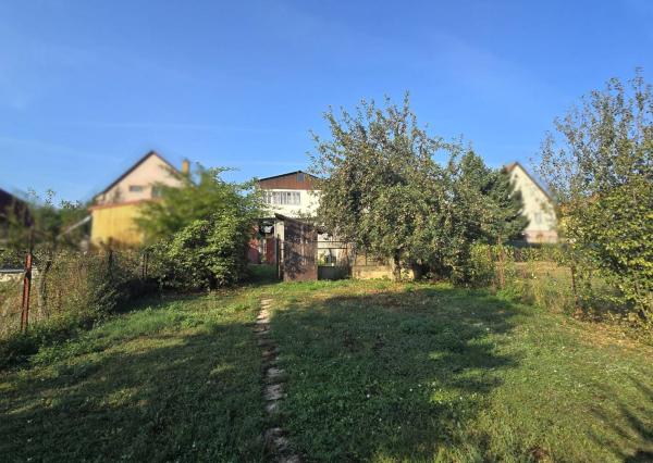 Priestranný poschodový rodinný dom v centre Radošiny