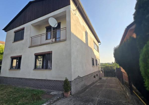 Priestranný poschodový rodinný dom v centre Radošiny