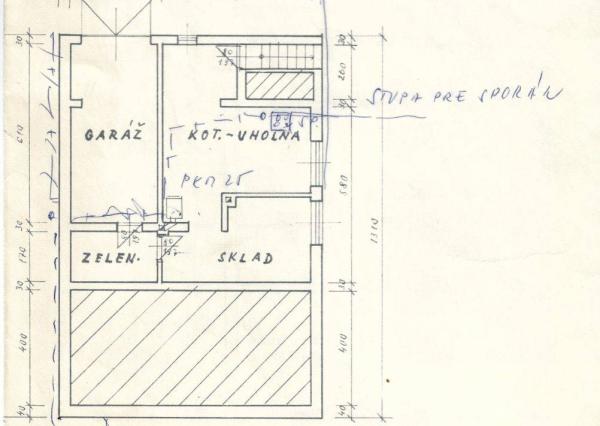 Priestranný poschodový rodinný dom v centre Radošiny