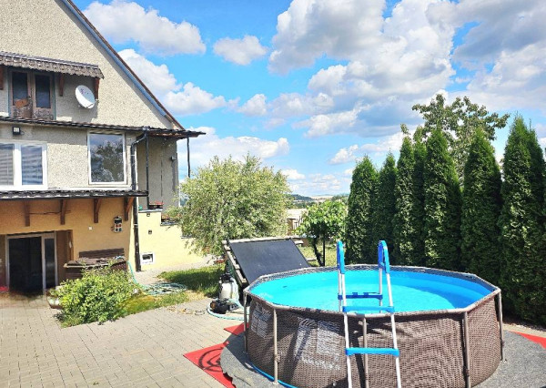 RODINNÝ DOM- VEĽKÉ CHLIEVANY- POZEMOK 1001 m2- 5 IZBOVÝ