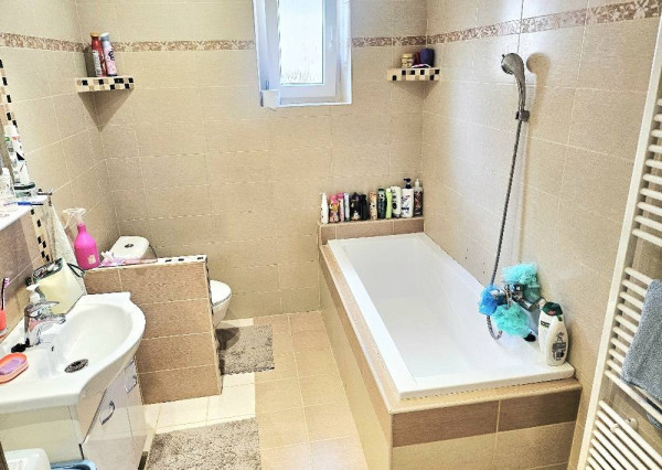 RODINNÝ DOM- VEĽKÉ CHLIEVANY- POZEMOK 1001 m2- 5 IZBOVÝ