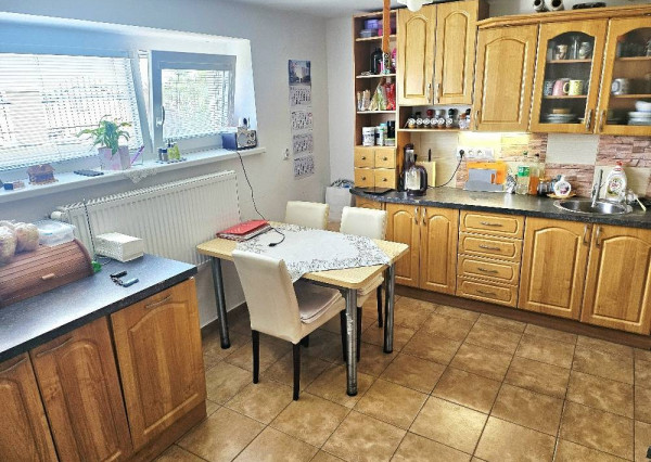 RODINNÝ DOM- VEĽKÉ CHLIEVANY- POZEMOK 1001 m2- 5 IZBOVÝ