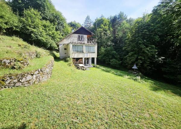 REKREAČNÁ CHATA - / ŠÍPKOV / POZEMOK 1209 m2  / DVOJPODLAŽNÁ