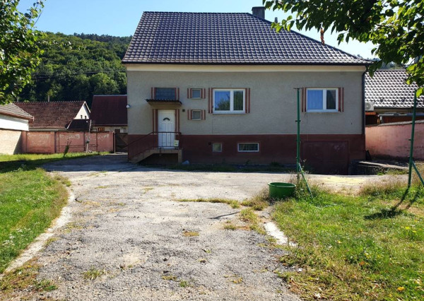 2-podlažný rodinný dom 320 m2 s pozemkom 1518 m2 - Bzince p. Javorinou