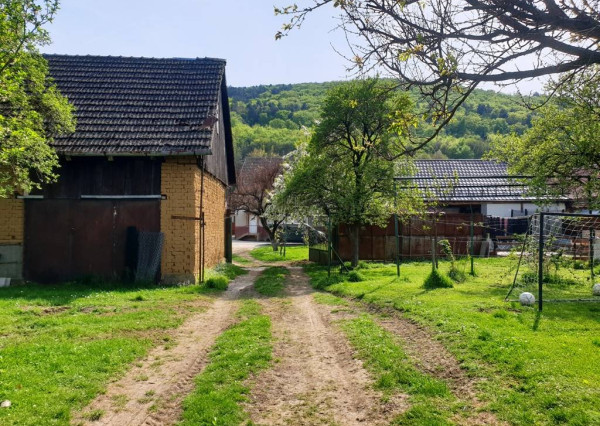 2-podlažný rodinný dom 320 m2 s pozemkom 1518 m2 - Bzince p. Javorinou