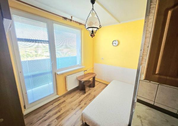 1 IZBOVÝ BYT BÁNOVCE NAD BEBRAVOU/ VEĹKOMETRÁŽNY / 42 m2/BALKÓN
