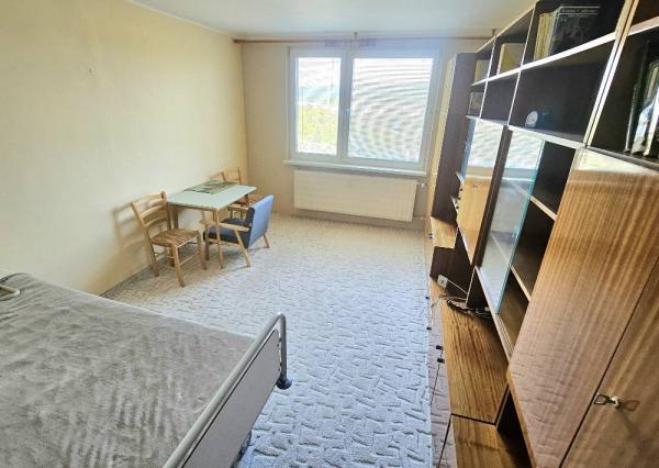 1 IZBOVÝ BYT BÁNOVCE NAD BEBRAVOU/ VEĹKOMETRÁŽNY / 42 m2/BALKÓN