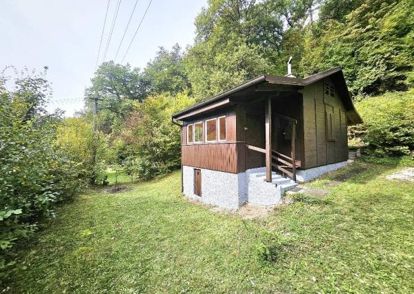 REKREAČNÁ CHATA-34m2 /UHROVEC- STRIEBORNICA/POZEMOK 491 m