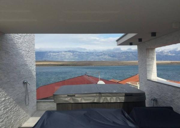 OSTROV VIR, luxusná  2-podlažná apartmánová villa v blízkosti pláže