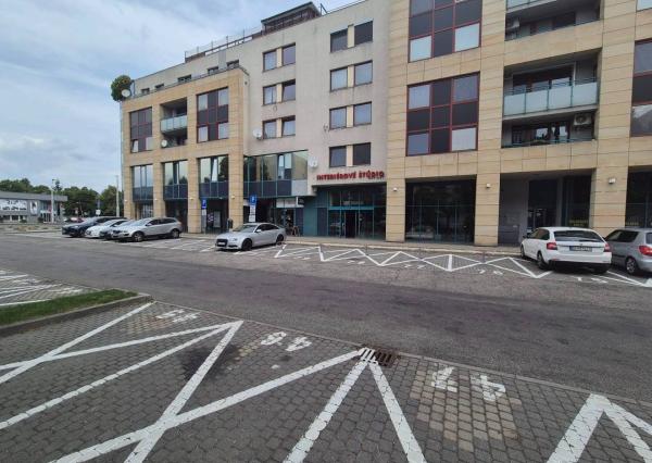 Na predaj obchodný priestor v polyfunkčnej budove, Vajnorská ul.