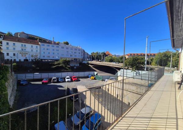 Na prenájom nádherný a štýlový 4-izbový byt, Klariská ulica, ihneď 