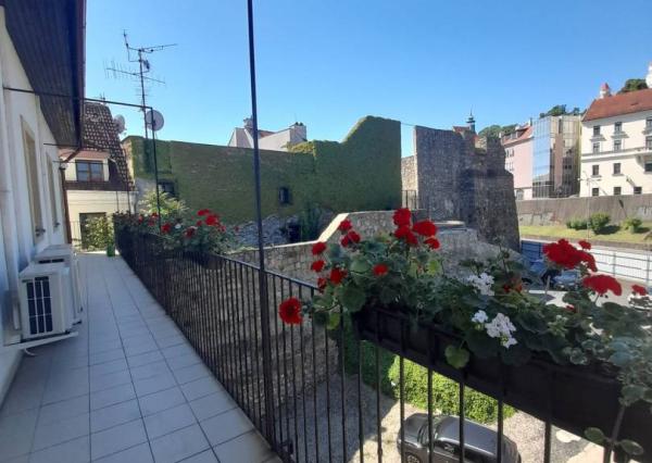 Na prenájom nádherný a štýlový 4-izbový byt, Klariská ulica, ihneď 