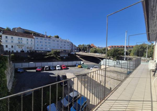 Na prenájom nádherný a štýlový 4-izbový byt, Klariská ulica, ihneď 