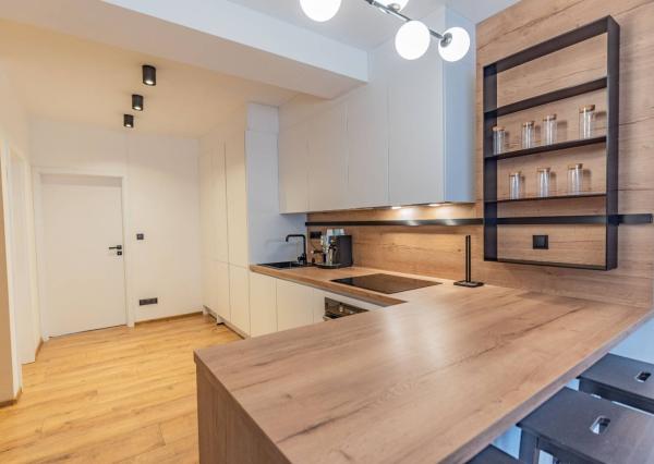 NA PREDAJ  Luxusný 2-izbový byt s dvoma balkónmi, garážou, Hrachová