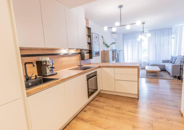 NA PREDAJ  Luxusný 2-izbový byt s dvoma balkónmi, garážou, Hrachová