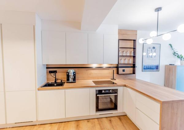 NA PREDAJ  Luxusný 2-izbový byt s dvoma balkónmi, garážou, Hrachová