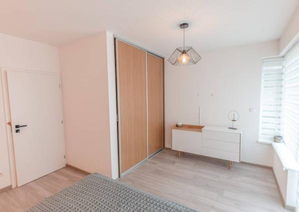 NA PREDAJ  Luxusný 2-izbový byt s dvoma balkónmi, garážou, Hrachová