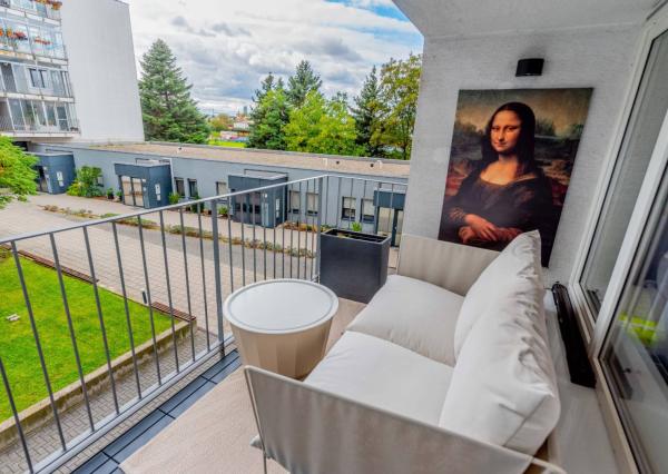 NA PREDAJ  Luxusný 2-izbový byt s dvoma balkónmi, garážou, Hrachová