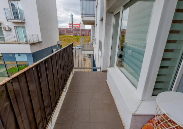 NA PREDAJ  Luxusný 2-izbový byt s dvoma balkónmi, garážou, Hrachová