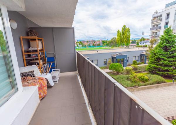 NA PREDAJ  Luxusný 2-izbový byt s dvoma balkónmi, garážou, Hrachová