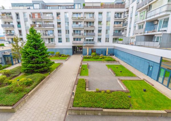 NA PREDAJ  Luxusný 2-izbový byt s dvoma balkónmi, garážou, Hrachová