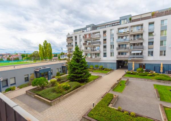 NA PREDAJ  Luxusný 2-izbový byt s dvoma balkónmi, garážou, Hrachová