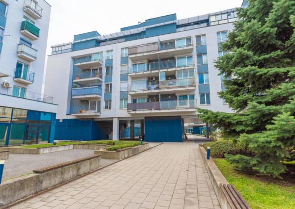 NA PREDAJ  Luxusný 2-izbový byt s dvoma balkónmi, garážou, Hrachová