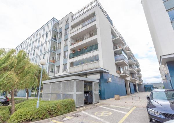 NA PREDAJ  Luxusný 2-izbový byt s dvoma balkónmi, garážou, Hrachová