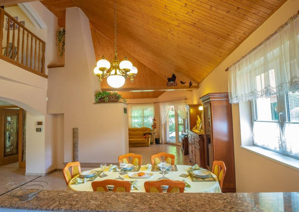 Krásny 7-izbový RD, 328 m² + 1389 m² pozemok, Trebostovo, okres Martin